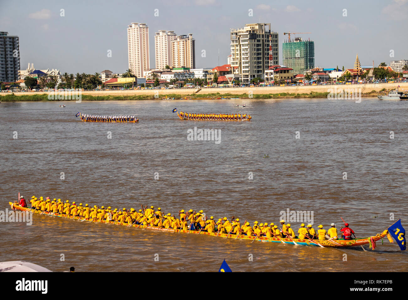 Phnom Penh wasser Festival an Tonie Sap Fluss geht für 3 Tage. populär bei Einheimischen und Touristen jeden Abend endet mit einem Feuerwerk Stockfoto