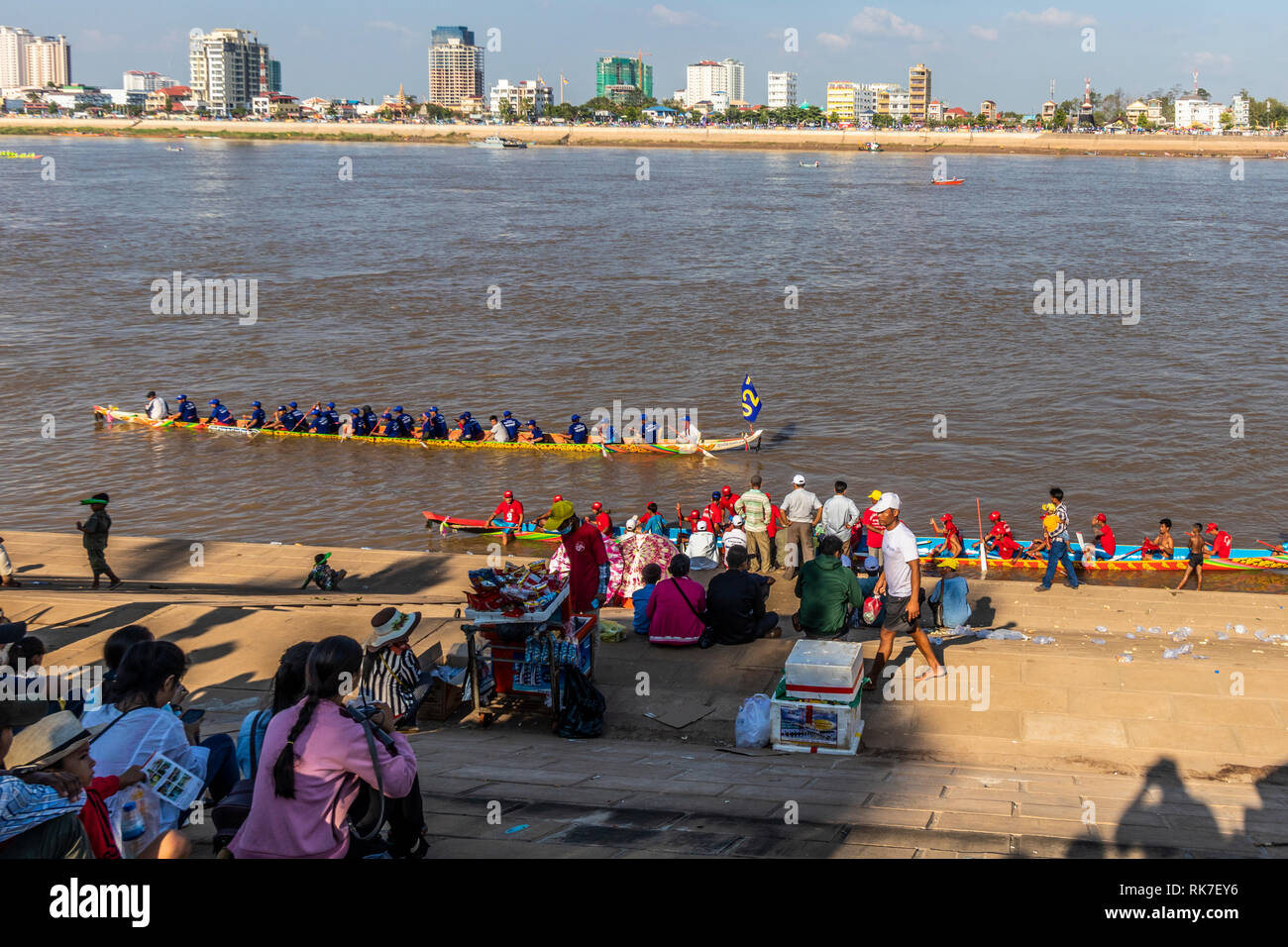 Phnom Penh wasser Festival an Tonie Sap Fluss geht für 3 Tage. populär bei Einheimischen und Touristen jeden Abend endet mit einem Feuerwerk Stockfoto