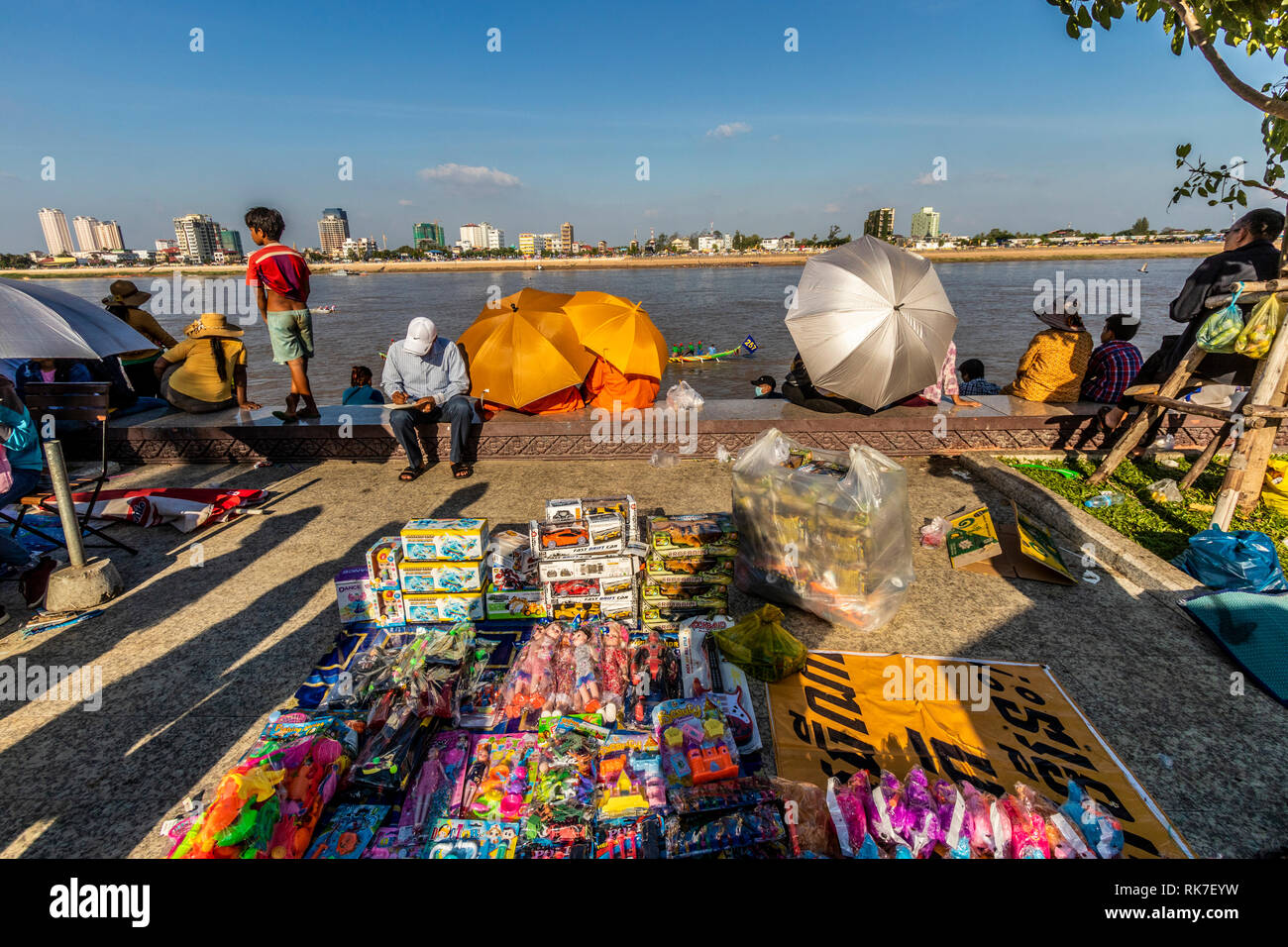 Phnom Penh wasser Festival an Tonie Sap Fluss geht für 3 Tage. populär bei Einheimischen und Touristen jeden Abend endet mit einem Feuerwerk Stockfoto