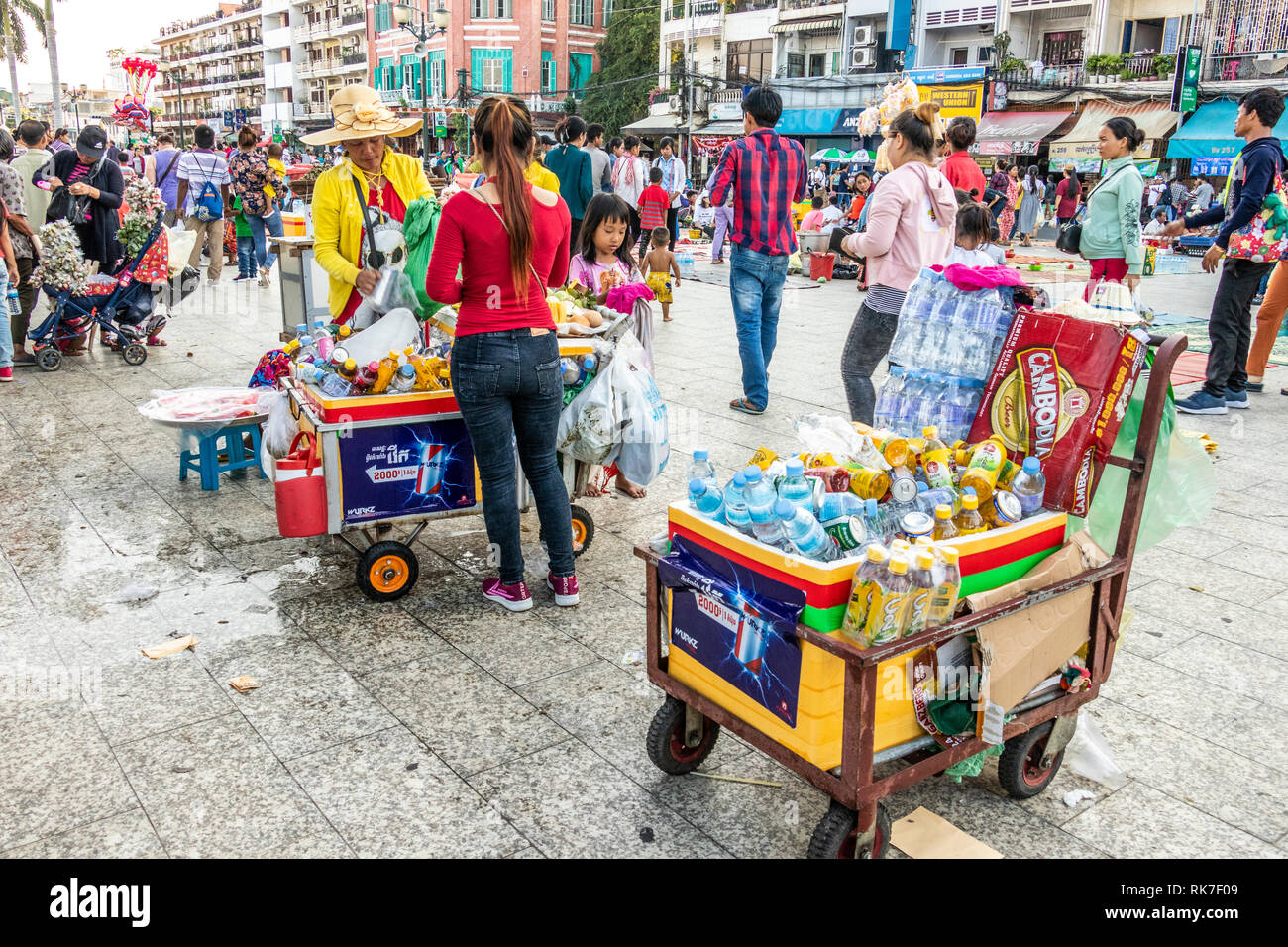 Phnom Penh wasser Festival an Tonie Sap Fluss geht für 3 Tage. populär bei Einheimischen und Touristen jeden Abend endet mit einem Feuerwerk Stockfoto