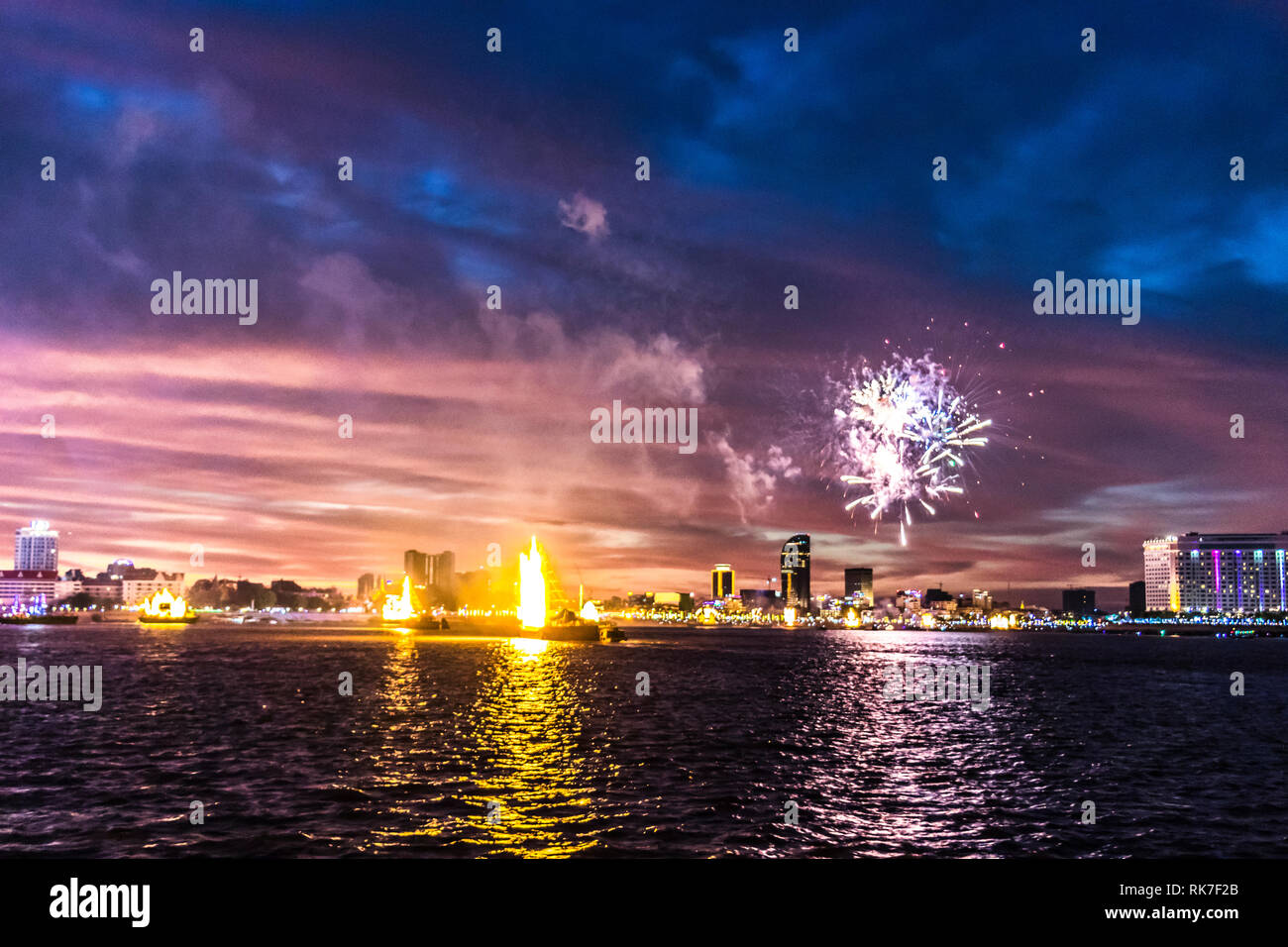 Phnom Penh wasser Festival an Tonie Sap Fluss geht für 3 Tage. populär bei Einheimischen und Touristen jeden Abend endet mit einem Feuerwerk Stockfoto