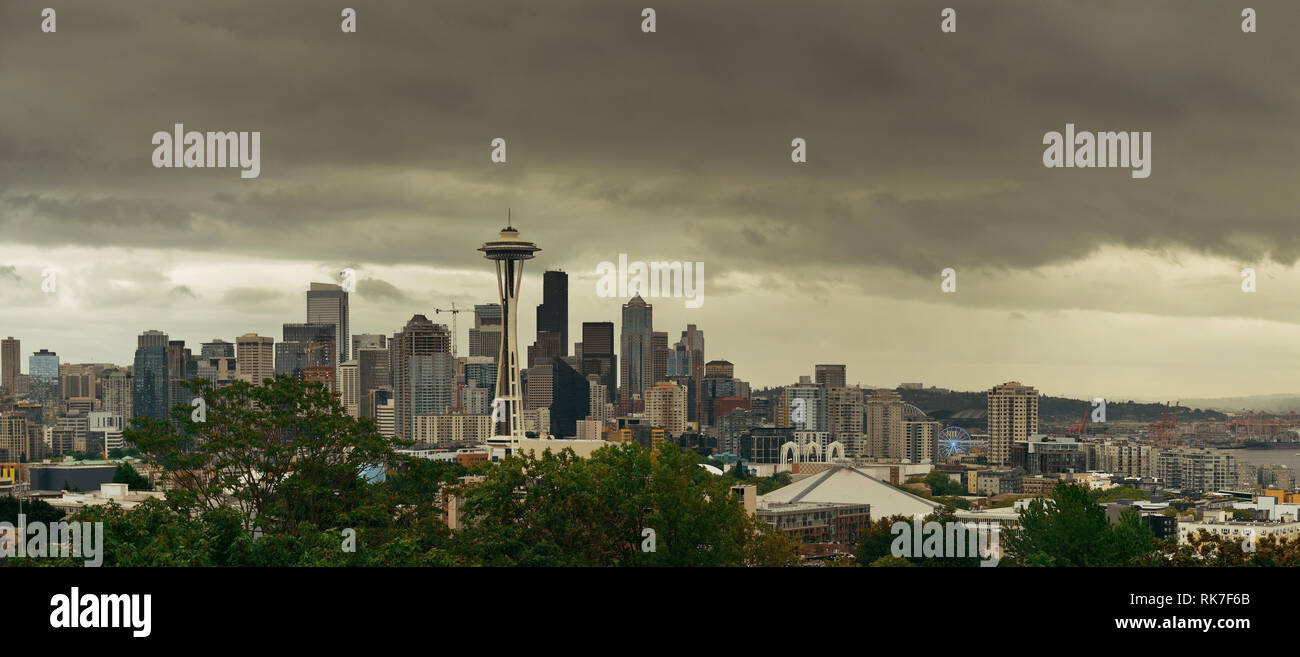 Space Needle und Seattle downtown Skyline Panorama von Kerry Park. Stockfoto