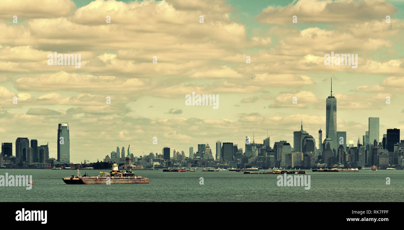 Manhattan Skyline der Innenstadt mit städtischen Wolkenkratzer und Cloud. Stockfoto