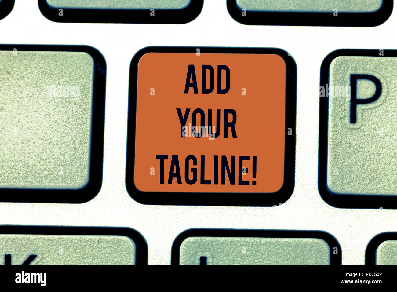 Wort schreiben Text Ihr tagline Hinzufügen. Business Konzept für Slogan in Marketing und Werbung Tastatur Absicht Computer zu erstellen. Stockfoto