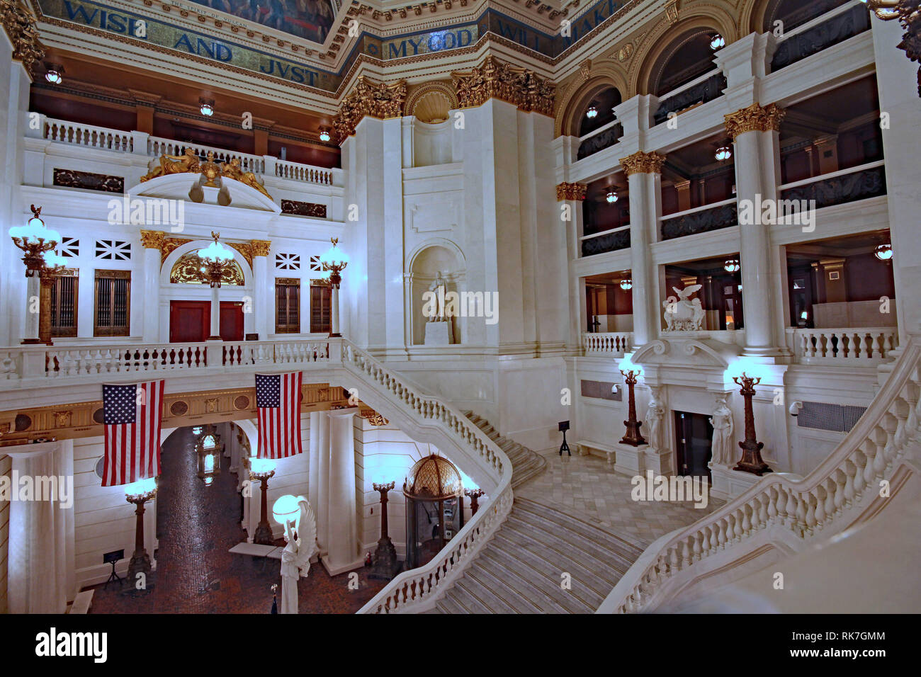 HARRISBURG, PA, USA - Juni 2012: Die große Treppe in der Rotunde des Pennsylvania State Capitol Building, mit vergoldeten Verzierungen. Stockfoto