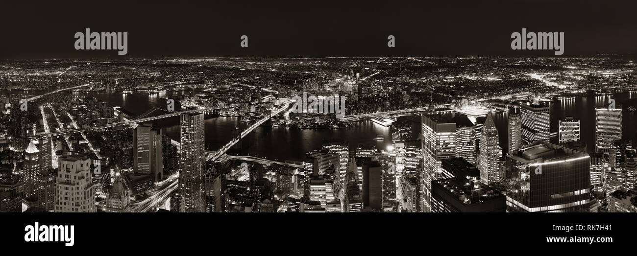 Auf dem Dach Nacht Panorama Ansicht von New York City Innenstadt mit urbanen Wolkenkratzer Stockfoto