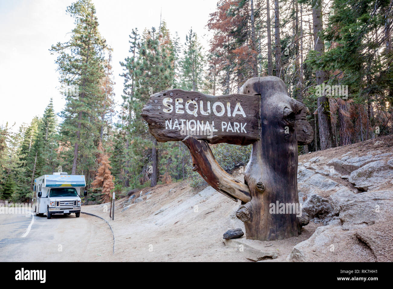 Zeichen der Sequoia National Park am Eingang mit einem RV im Hintergrund, Kalifornien, USA Stockfoto