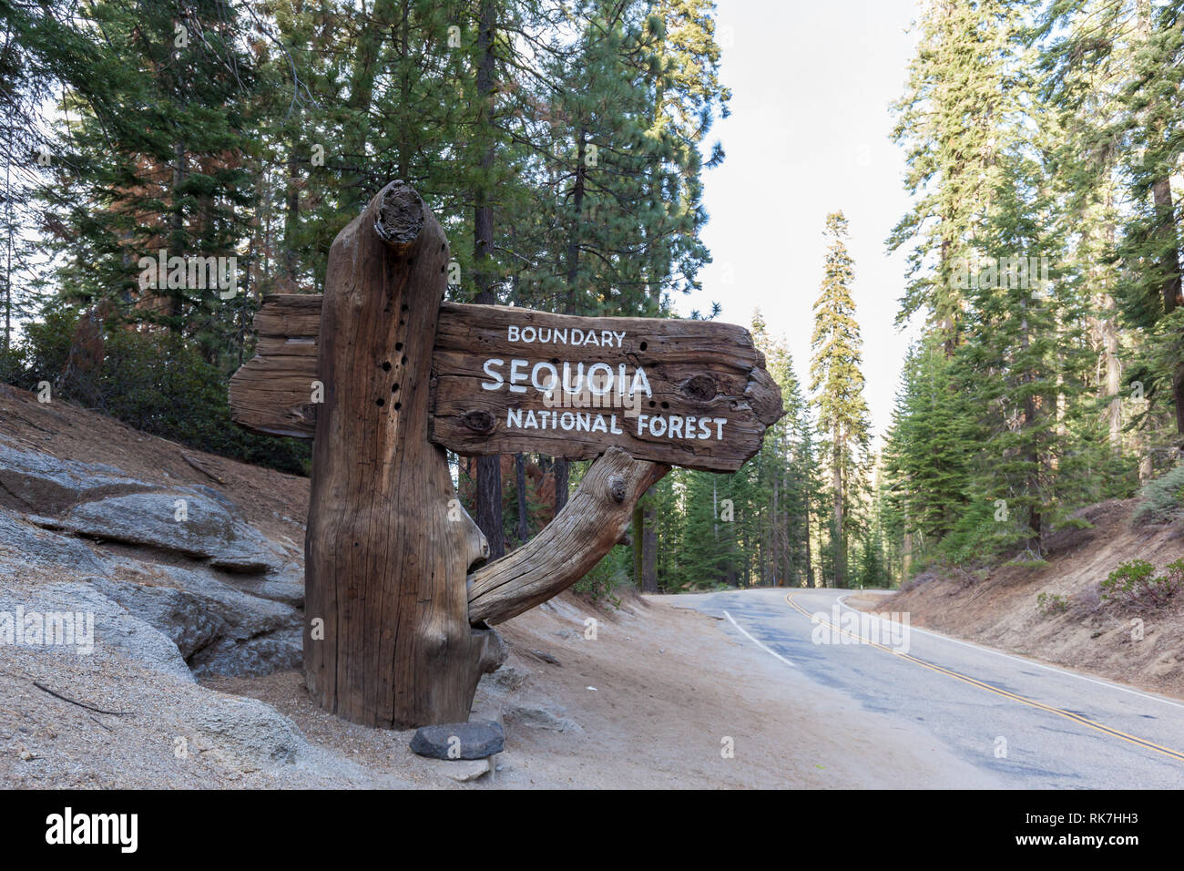 Zeichen der Sequoia National Park am Eingang mit einem RV im Hintergrund, Kalifornien, USA Stockfoto