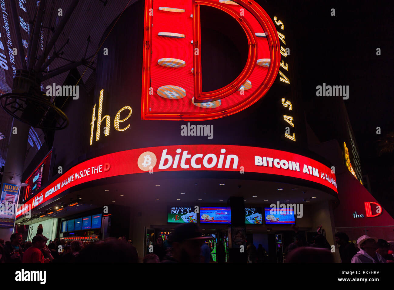 LAS VEGAS, Nevada, USA Januar 1st, 2018: Die neon Schild am Eingang des D. Die Zeichen zeigen Bitcoin Geldautomaten innerhalb des D verfügbar. Stockfoto