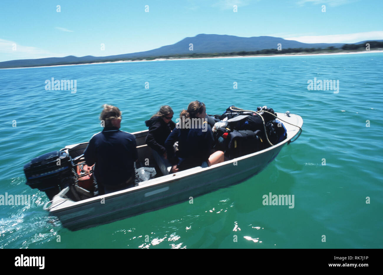 Die Führungen auf dem Maria Island zu Fuß reisen auf die Insel in einem Aluminium dhingi. Der neueste Trend auf dem Tasmanian travel Szene, Luxus Buschwanderungen cou Stockfoto