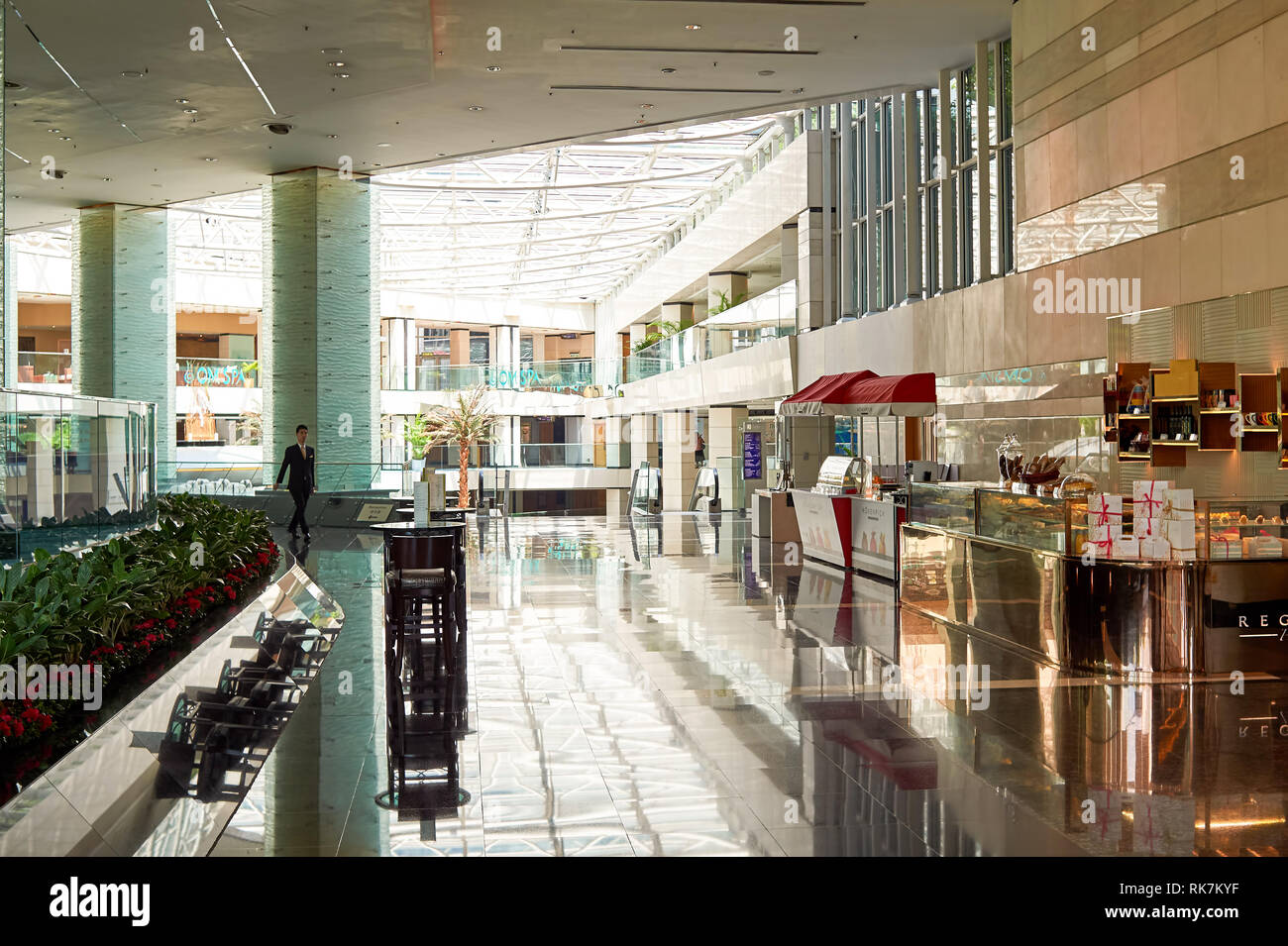 Hongkong - Juni 04, 2015: Regal Airport Hotel Interieur. Regal Airport Hotel direkt zum Internationalen Flughafen Hong Kong Stockfoto