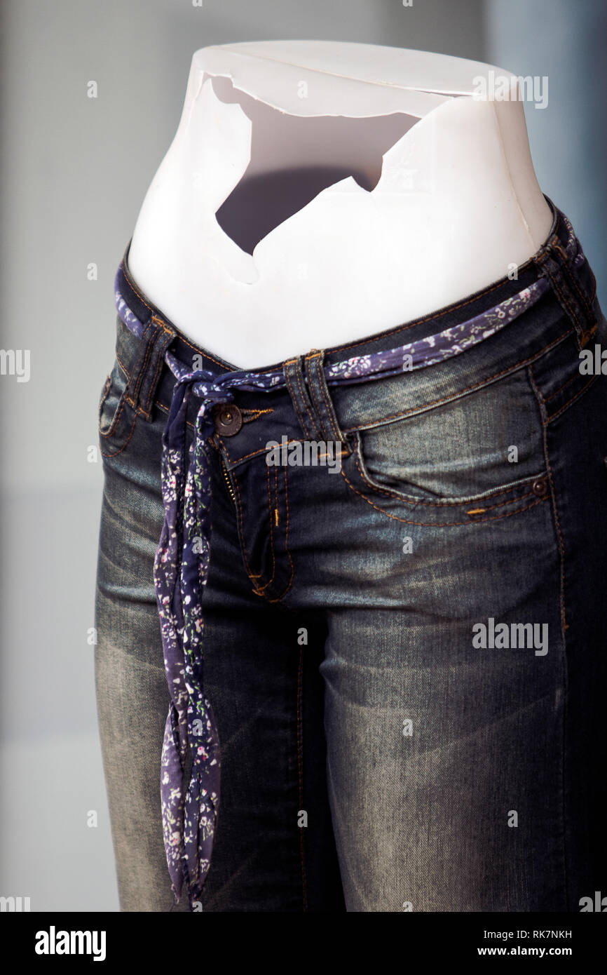 Schließen Sie herauf Bild der untere Körper weiblicher Dummy am Bund gebrochen. Schlechte Retail oder Diät - Essen der Probleme, der Unterdrückung der Frauen oder der Konsumismus Konzept. Stockfoto