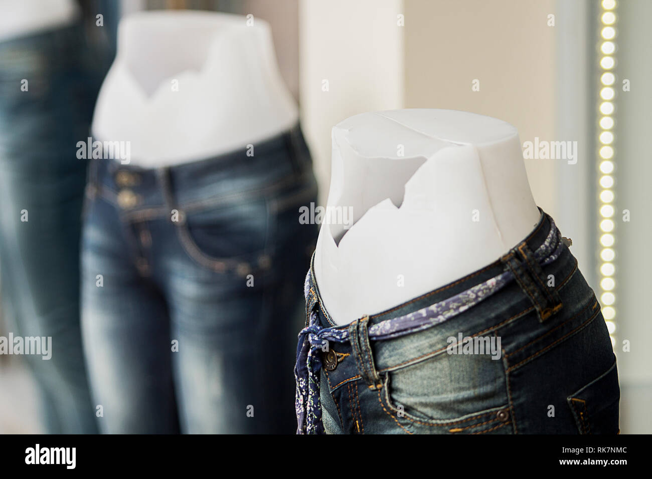 Schließen Sie herauf Bild der untere Körper dummies am Bund gebrochen. Schlechte Retail oder Diät - Essen der Probleme, der Unterdrückung der Frauen oder der Konsumismus Konzept. Stockfoto