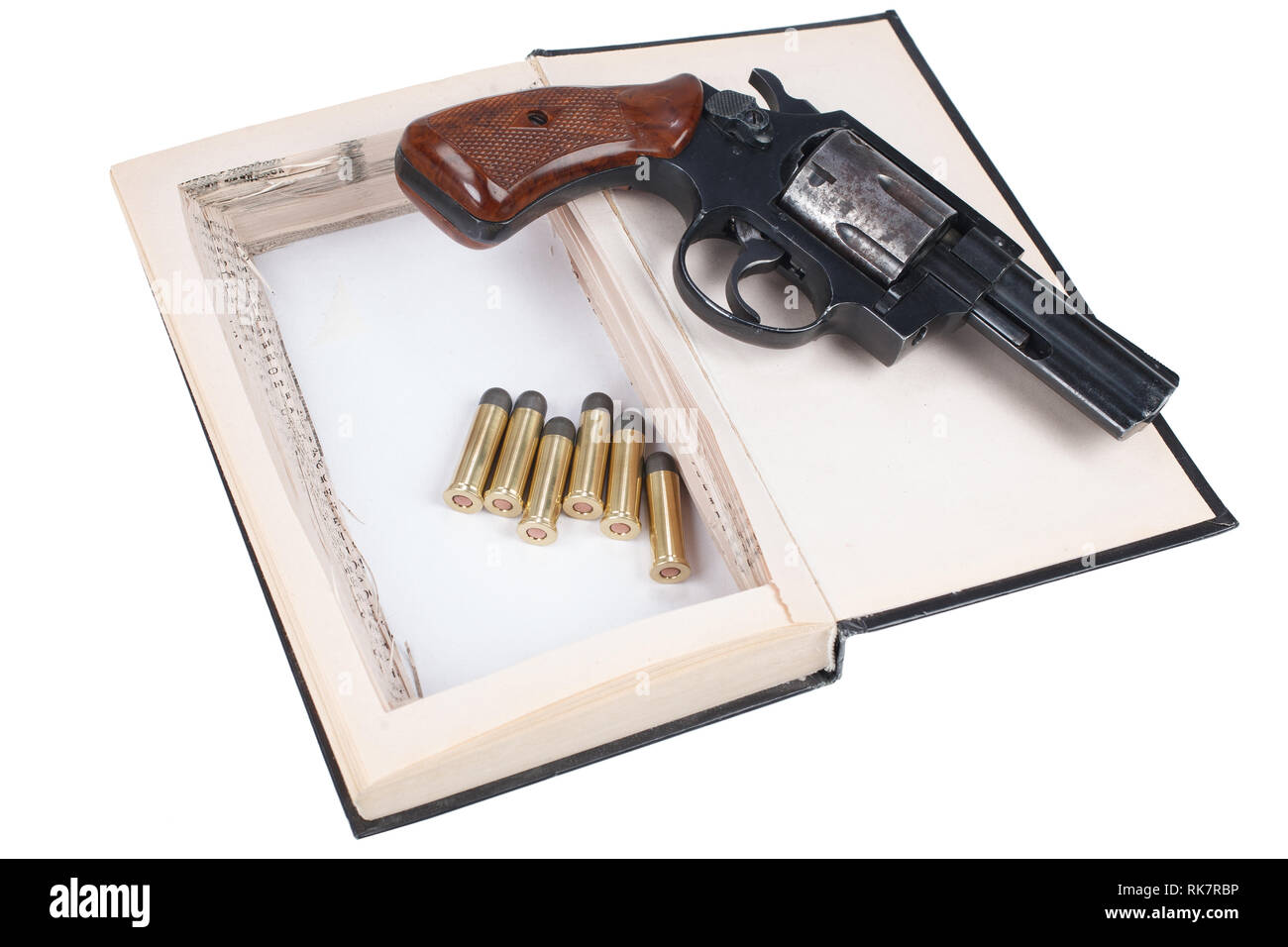 Eine Pistole in einem Buch auf weißem Hintergrund ausgeblendet Stockfoto