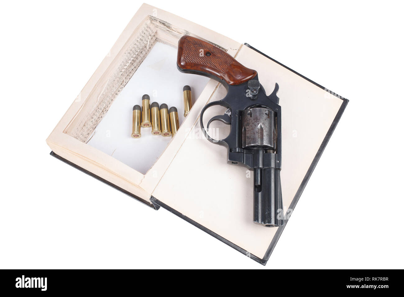 Eine Pistole in einem Buch auf weißem Hintergrund ausgeblendet Stockfoto