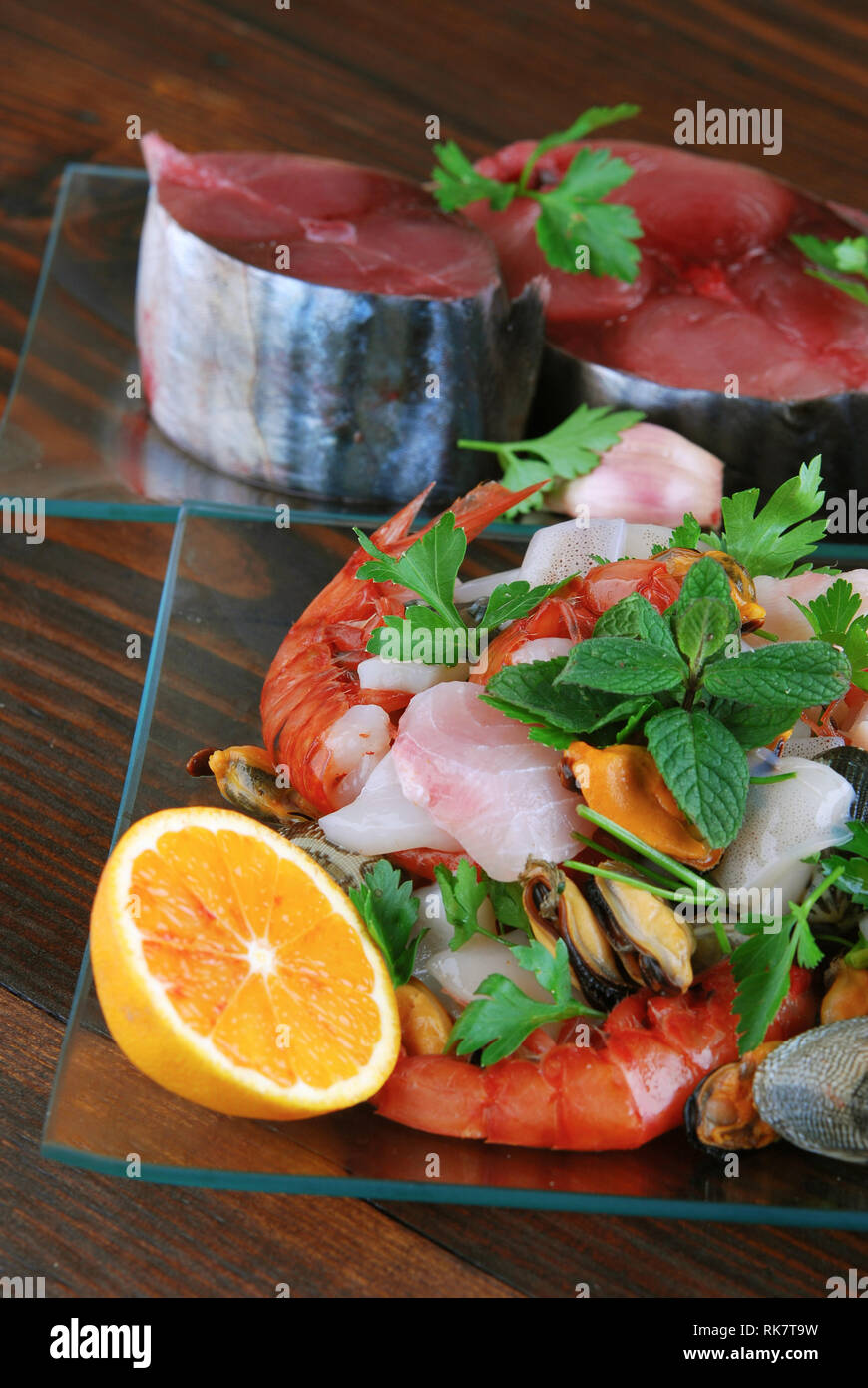 Glas Gerichte mit Fisch bonito Muscheln und Schalentieren raw auf der Holzplatte Stockfoto