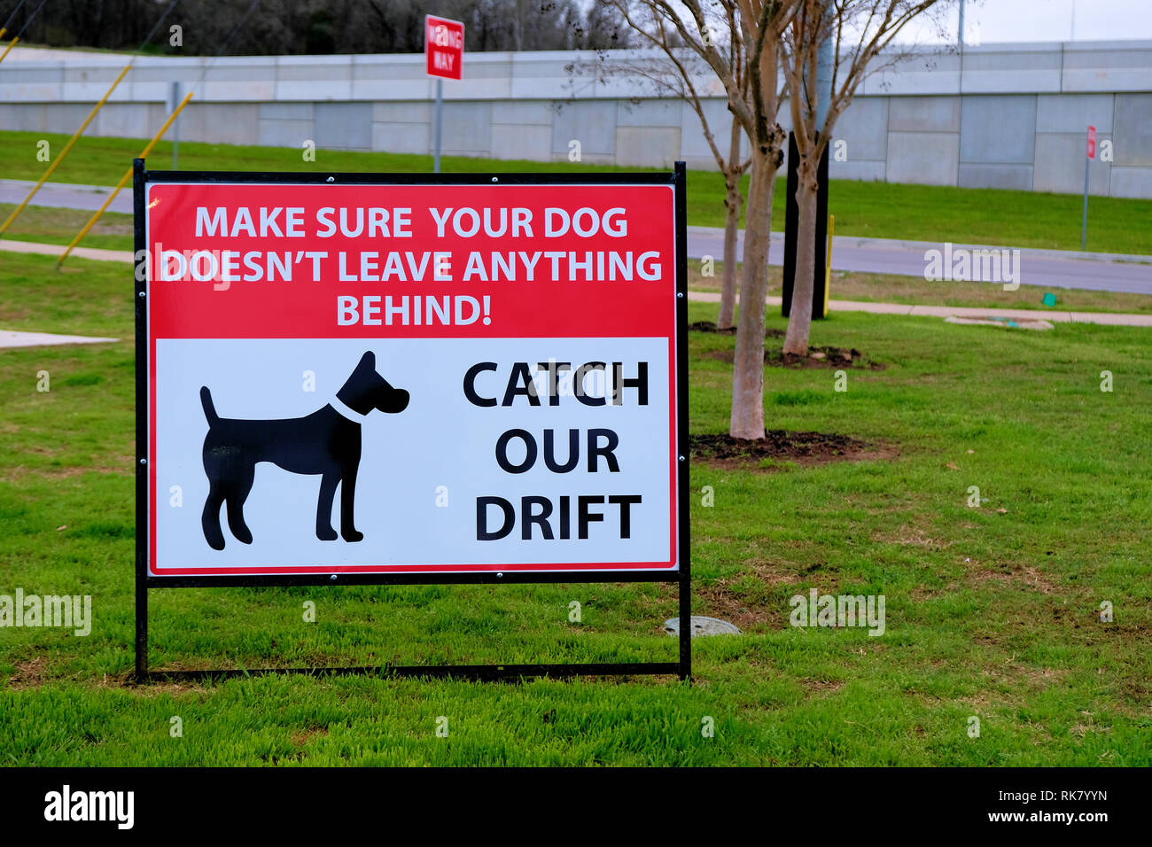 Zeichen anfordern Hundebesitzer reinigen Sie nach Ihrem Haustier: 'Catch unsere Drift. Stellen Sie sicher, dass Ihr Hund nicht alles hinter sich zu lassen." Stockfoto