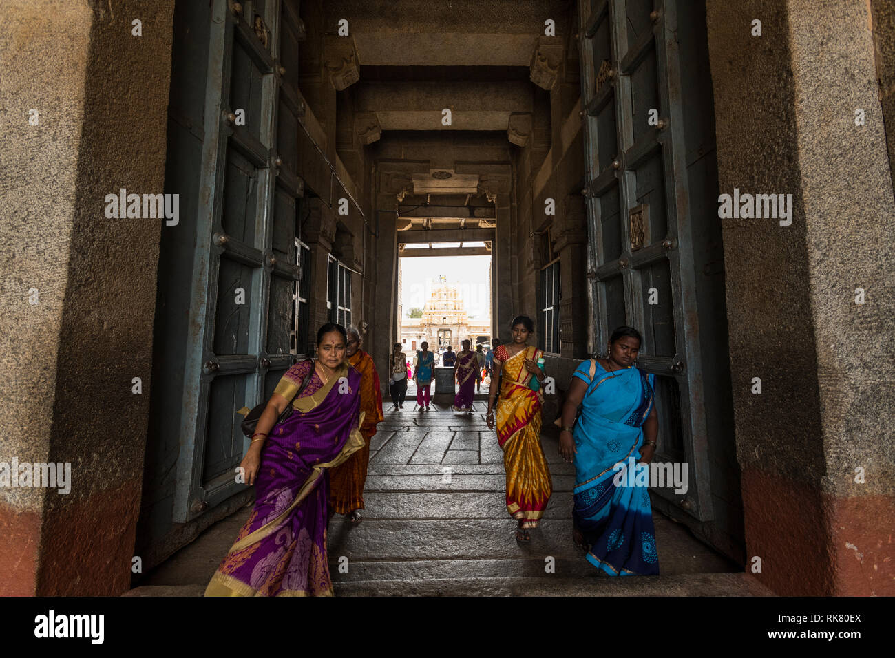 Pilger und Besucher verlassen Sie den Shri Virupaksha Temple Komplex in Hampi, Karnataka. Stockfoto