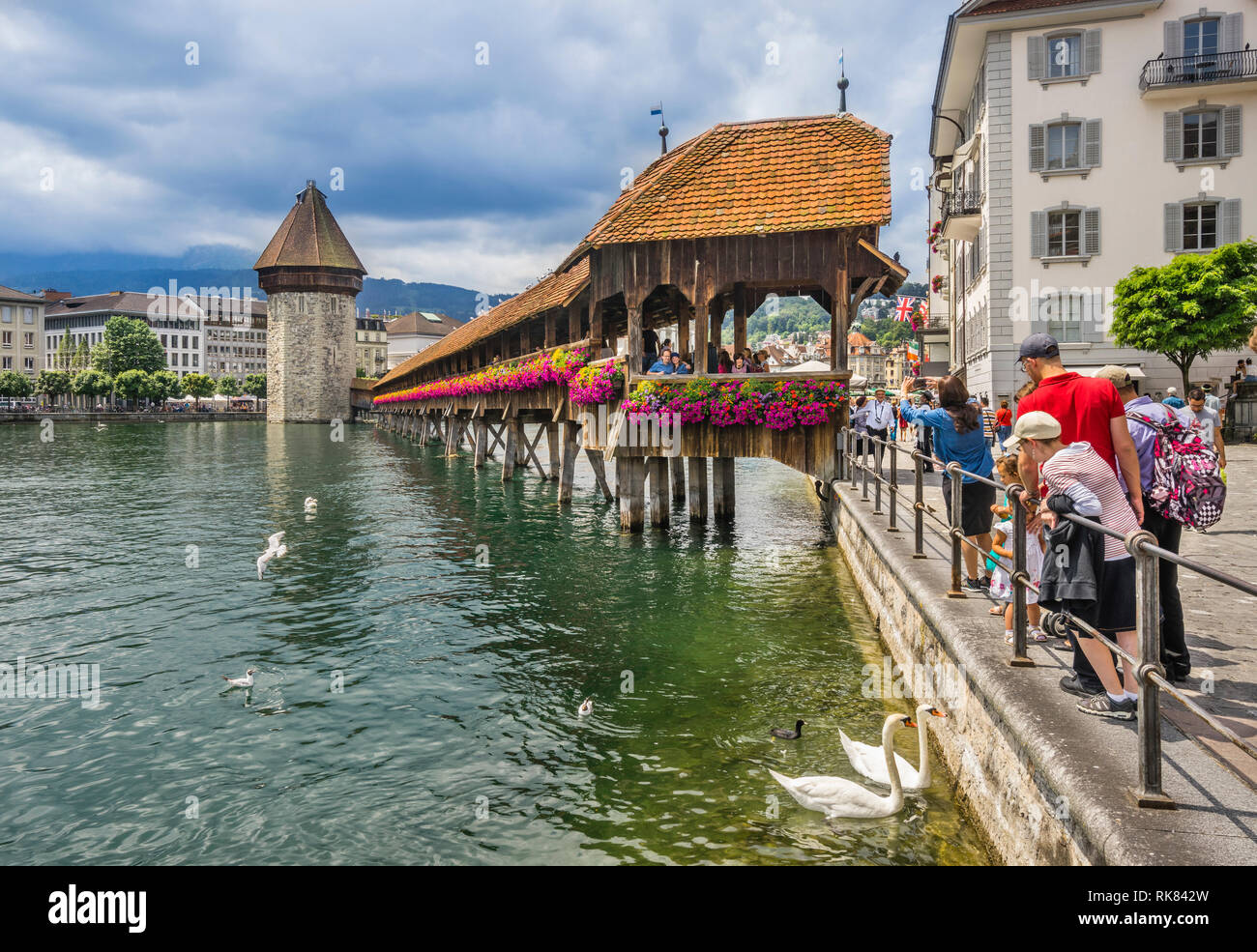Blick auf den mittelalterlichen Holz überdachte Kapellbrücke (Kapelle Brücke) über den Fluss Reuss in Luzern, Schweiz Stockfoto