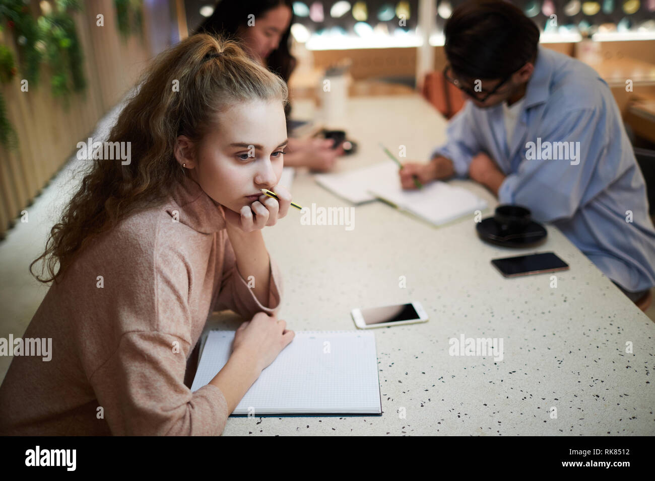 Nachdenklich teenager Stockfoto