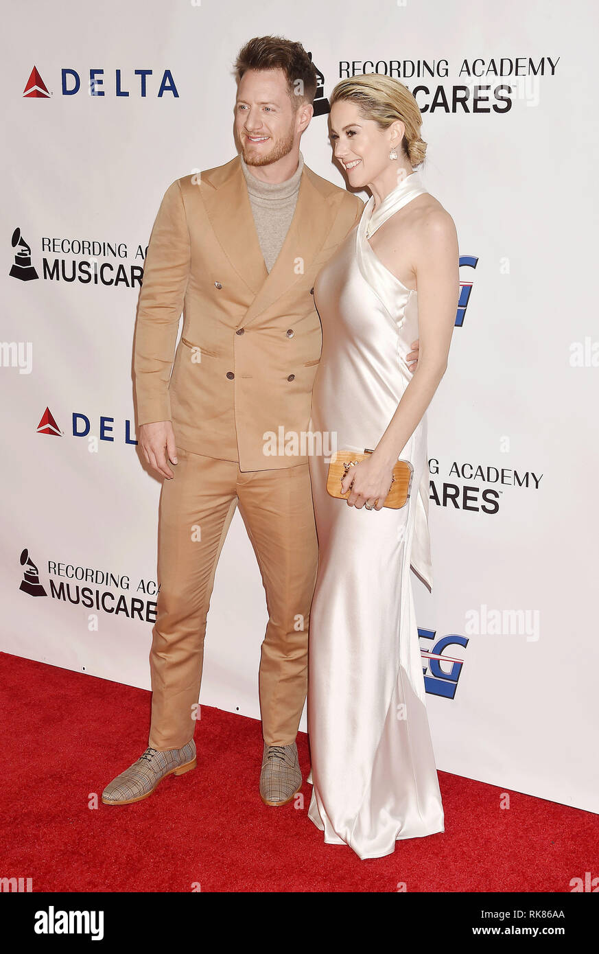 LOS ANGELES, Ca - Februar 08: Tyler Hubbard (L) und Hayley Hubbard besuchen MusiCares Person des Jahres ehrt Dolly Parton im Los Angeles der Entwicklungsfinanzierung Stockfoto