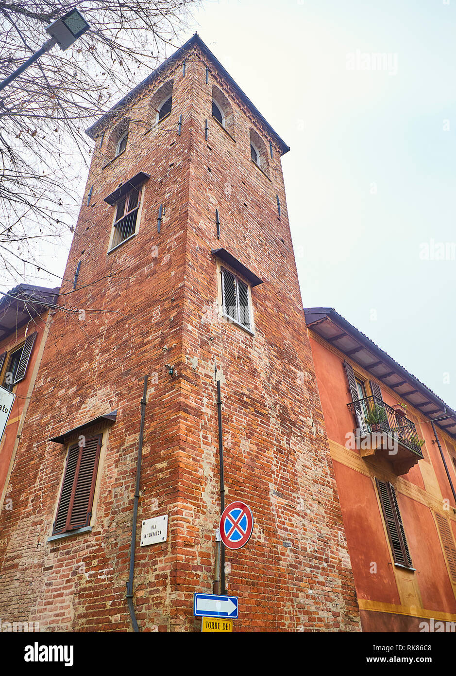 Asti, Italien - 1. Januar 2019. Torre dei Natta Tower. Blick von der Via Milliavacca mit Via Natta Ecke. Asti, Piemont, Italien. Stockfoto