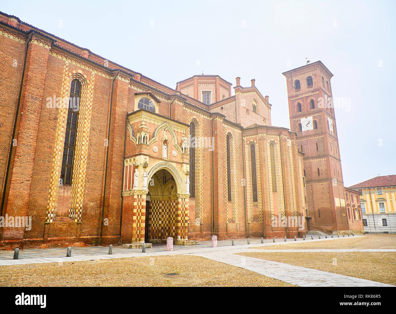 Die seitliche Fassade der Kathedrale Santa Maria Assunta e San Gottardo, Asti Kathedrale. Blick von der Piazza Kathedrale entfernt. Asti, Piemont, Italien. Stockfoto