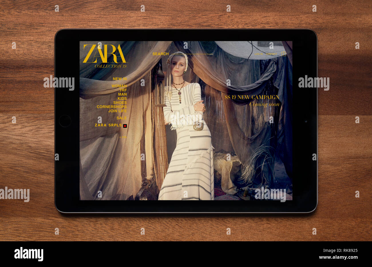 Auf der Website von Zara ist auf einem iPad Tablet, der ruht auf einem  Holztisch (nur redaktionelle Nutzung Stockfotografie - Alamy