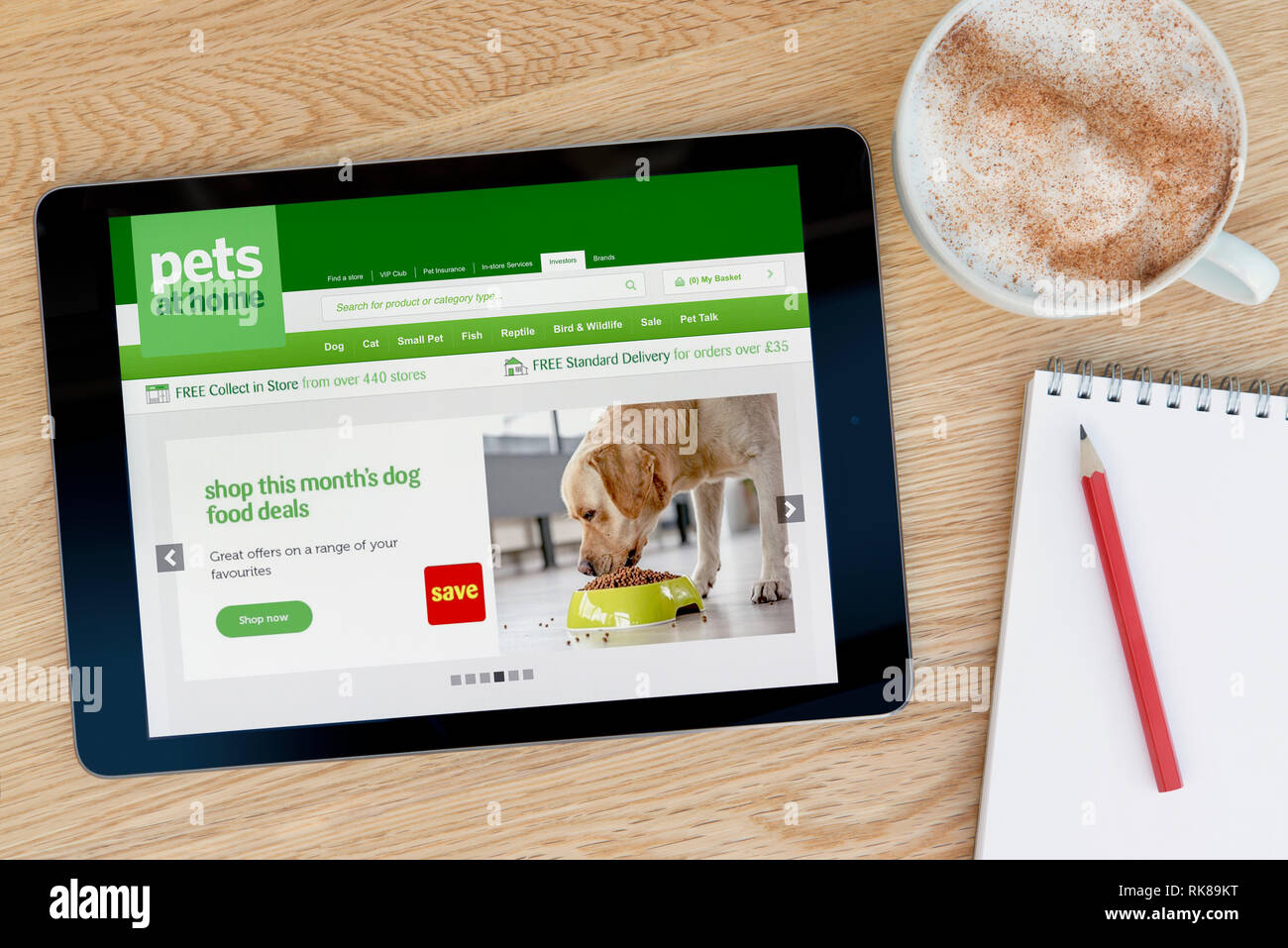 Die Haustiere zu Hause website Funktionen auf einem iPad Tablet Gerät, das auf einem Tisch liegt neben einem Notizblock (nur redaktionelle Nutzung). Stockfoto