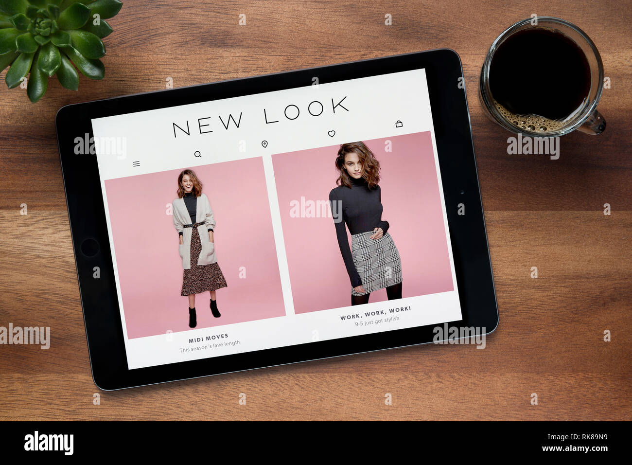 Die Website der neue Look ist auf einem iPad Tablet gesehen, auf einer hölzernen Tisch zusammen mit einem Espresso und einem Haus Anlage (nur redaktionelle Nutzung). Stockfoto