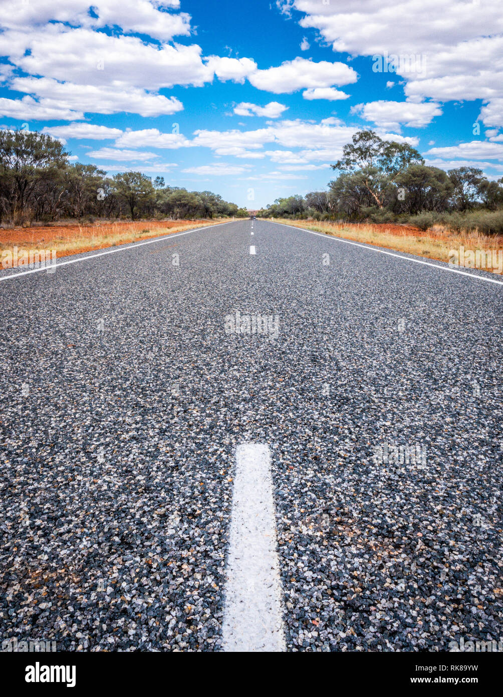 Gerade Straße mit weißen Linien in der Mitte des Outback Red Centre NT Australien Stockfoto
