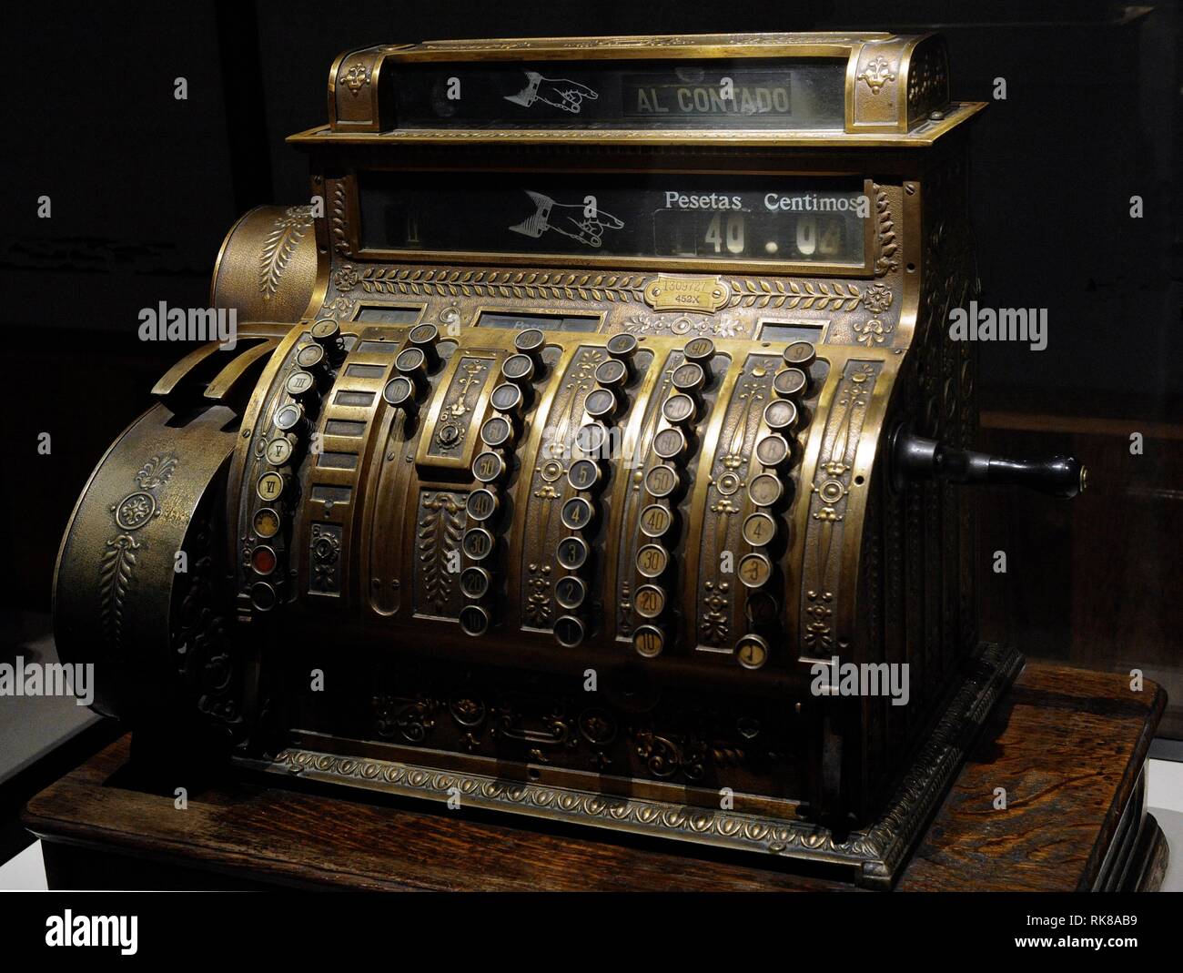 Caja registradora, 1913. Bronce y Madera. National Cash Register Company, Chase 400. Estados Unidos. Museo Arqueológico Nacional. Madrid. España. Stockfoto