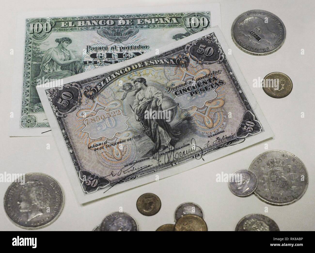 Billetes y monedas de Peseta de circulación en el año 1913. Museo Arqueológico Nacional. Madrid. España. Stockfoto