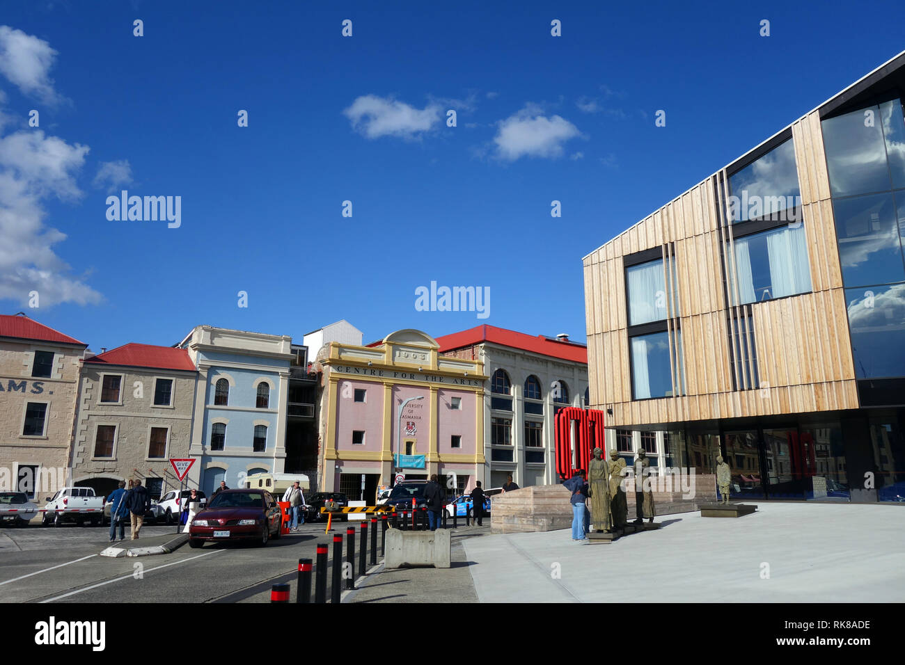 MacQ Hotel Fassade kontrastieren mit historischen wharfside Gebäude, Hobart, Tasmanien, Australien. Keine MR oder PR Stockfoto