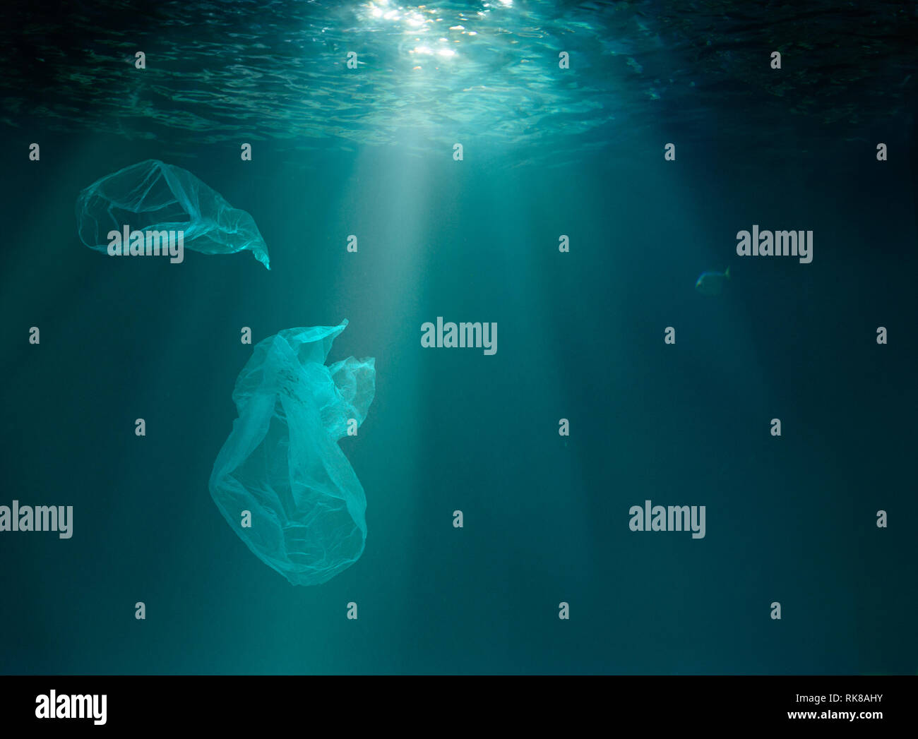 Meer oder Ozean unter Wasser mit Kunststoff Umweltverschmutzung. Stockfoto