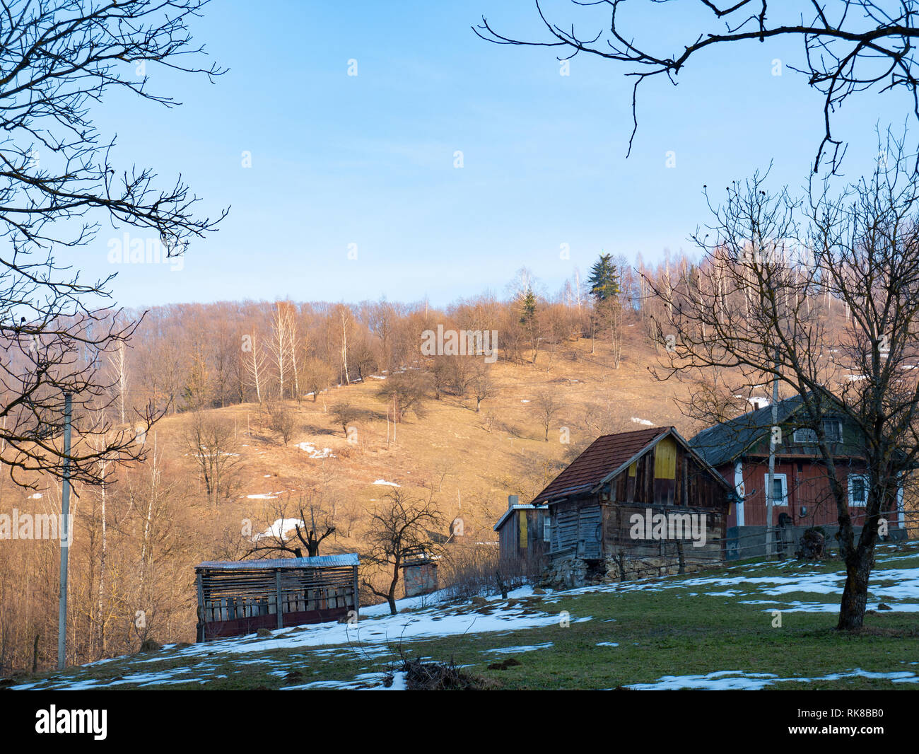 Einzelne Häuser hoch in den Bergen im Winter Stockfoto