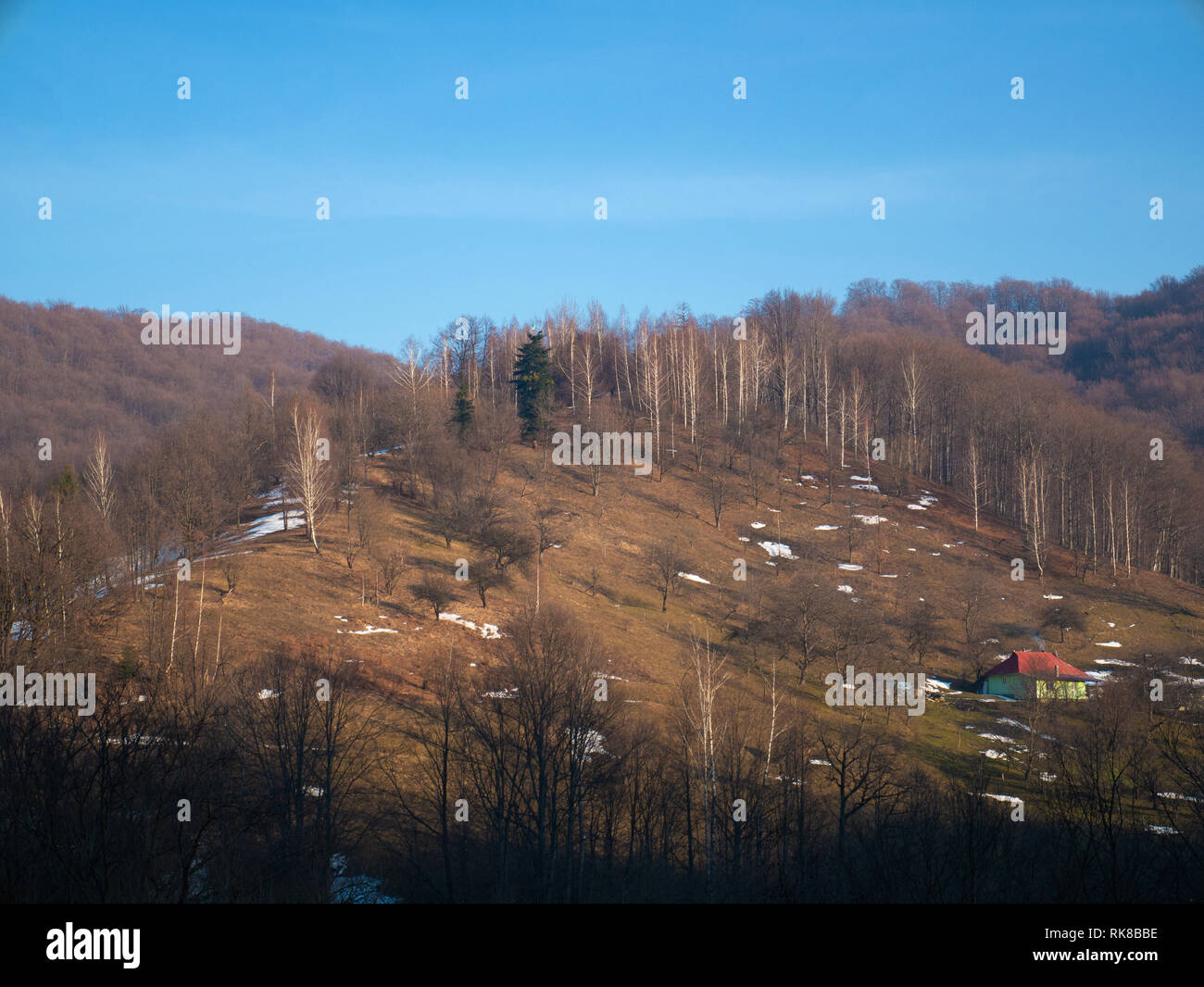 Einzelne Häuser hoch in den Bergen im Winter Stockfoto