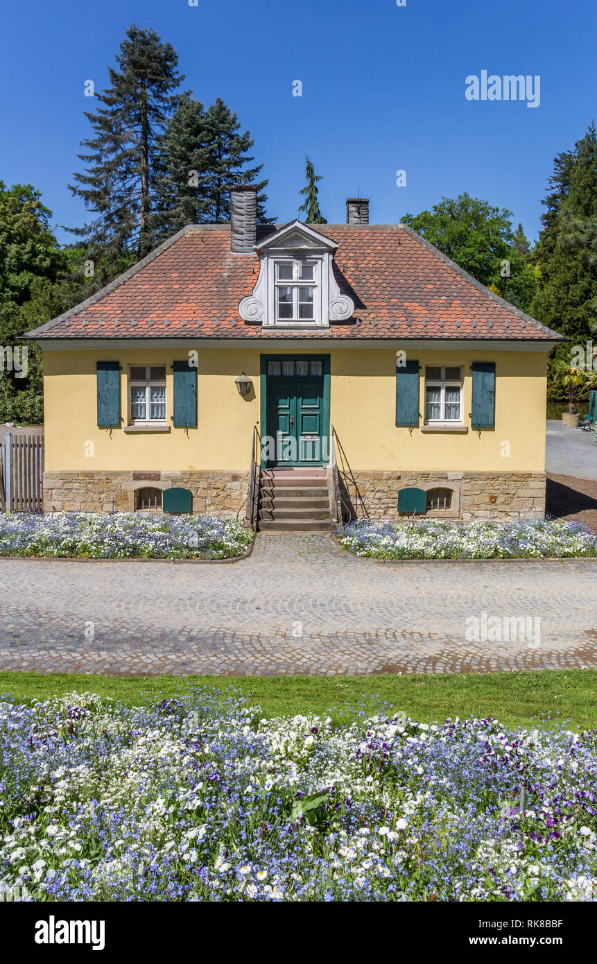 Buntes Haus und Blumen in Kassel, Deutschland Stockfoto