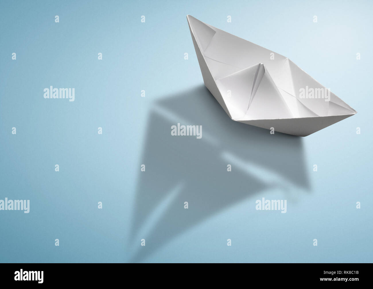 Maritime Travel Concept, Papier Schiff mit Segelboot Schatten, kopieren Raum Stockfoto