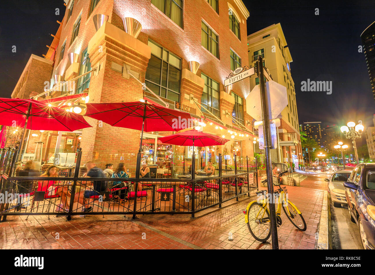 San Diego, Kalifornien, USA - 31. Juli 2018: Menschen frisst an den Toskanischen Cafe und Weinstube auf der Fifth Avenue, der Hauptstraße von Gaslamp Quarter, a Stockfoto