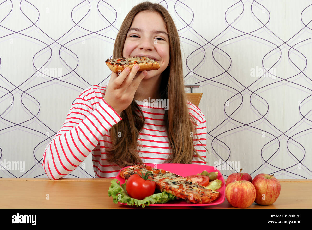 Hungrig schönes junges Mädchen isst Sandwich Stockfoto