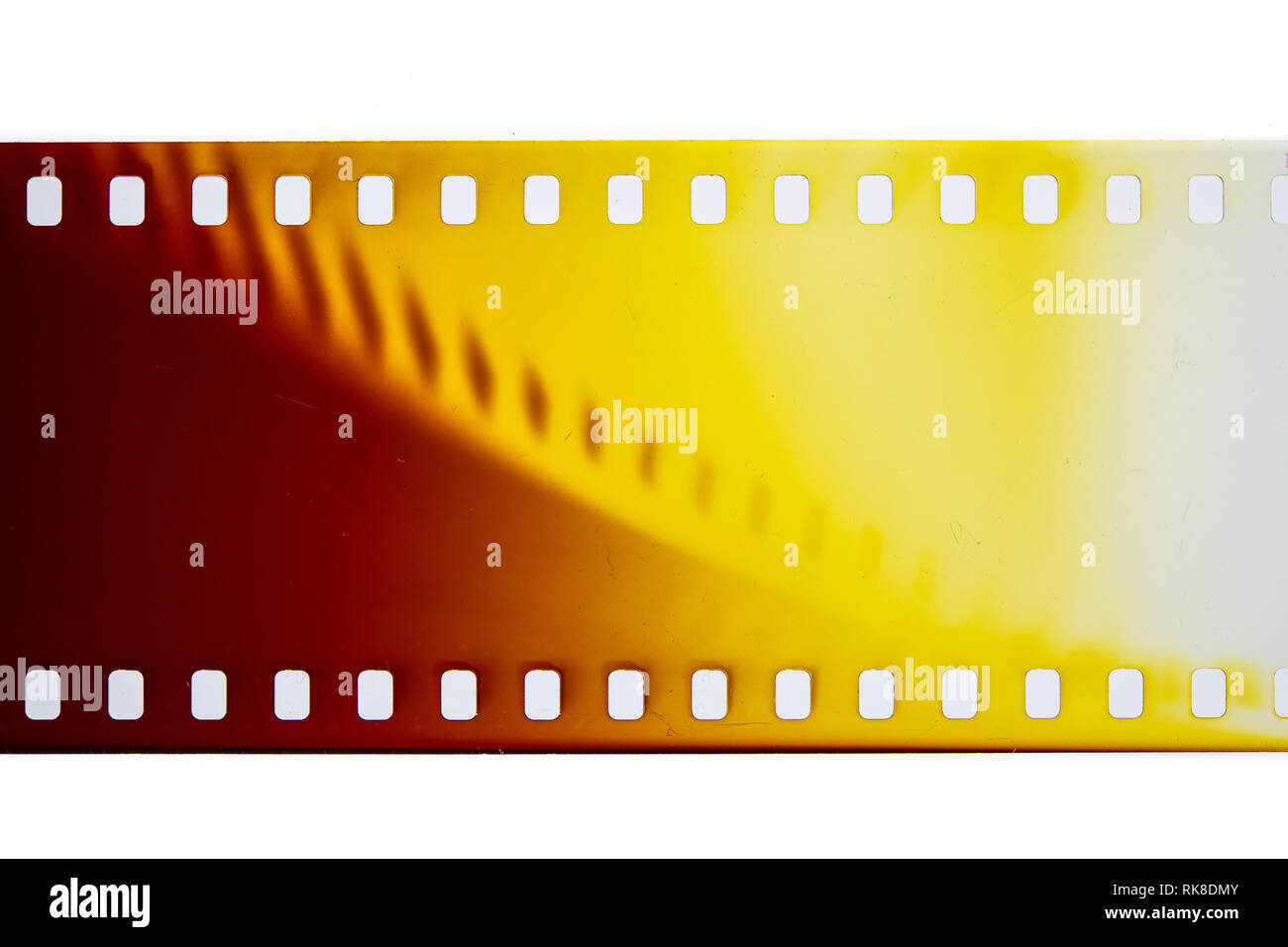 Extreme Nahaufnahme von 35 mm Film strip in SUNBURST Farben Stockfoto