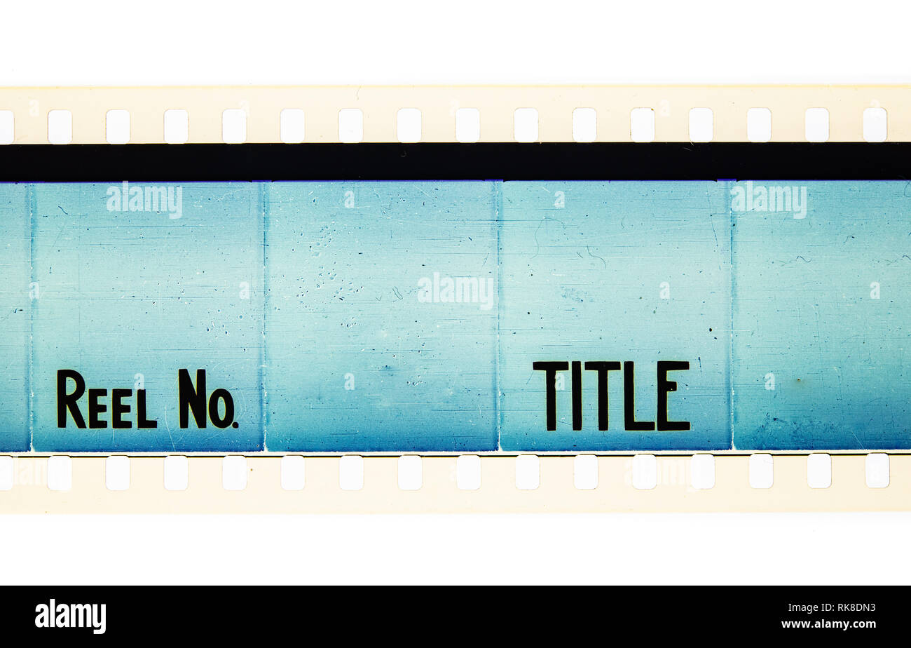 Extreme Nahaufnahme der 35mm Film Filmstreifen mit Haspel und Titel Textnachricht auf Azure Stockfoto