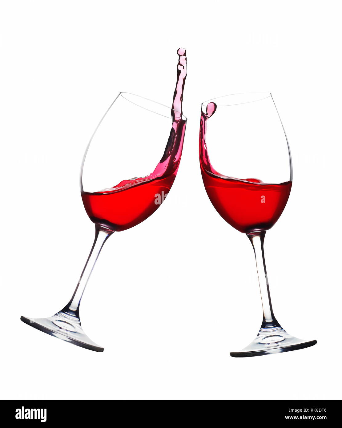 Cheers. Ein Toast mit Rotwein. Splash. Zwei Gläser zusammen Sie auf weißen Hintergrund. Spritzer Rotwein auf dem Ballon Gläser Stockfoto