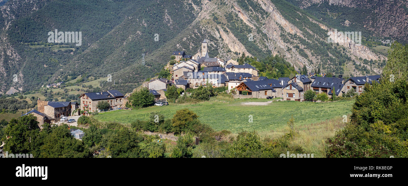 Panoramablick auf Tirvia in den katalanischen Pyrenäen Stockfoto