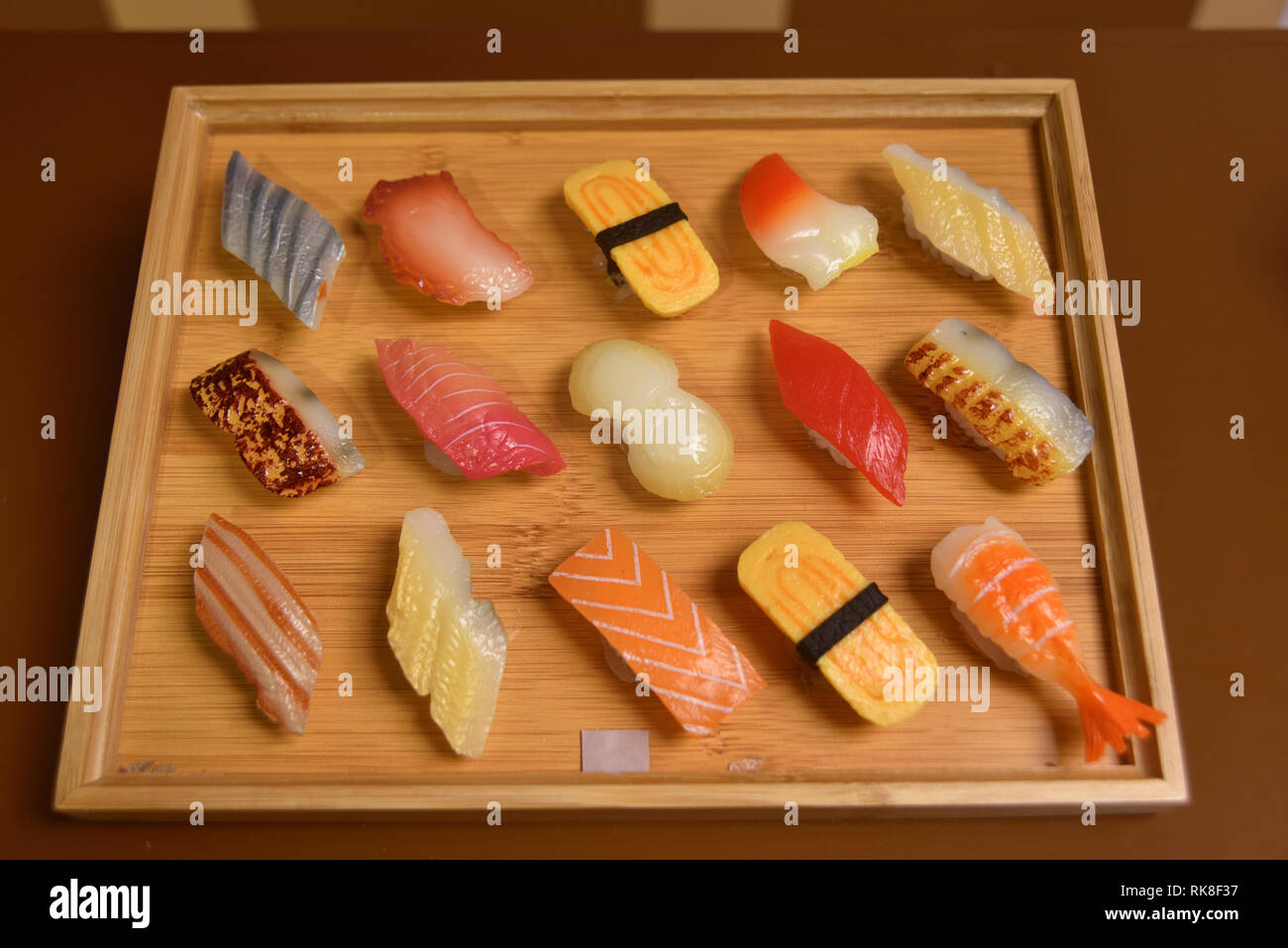 Modell der sortierten Sushi Stücke auf einem Holz- fach Stockfoto