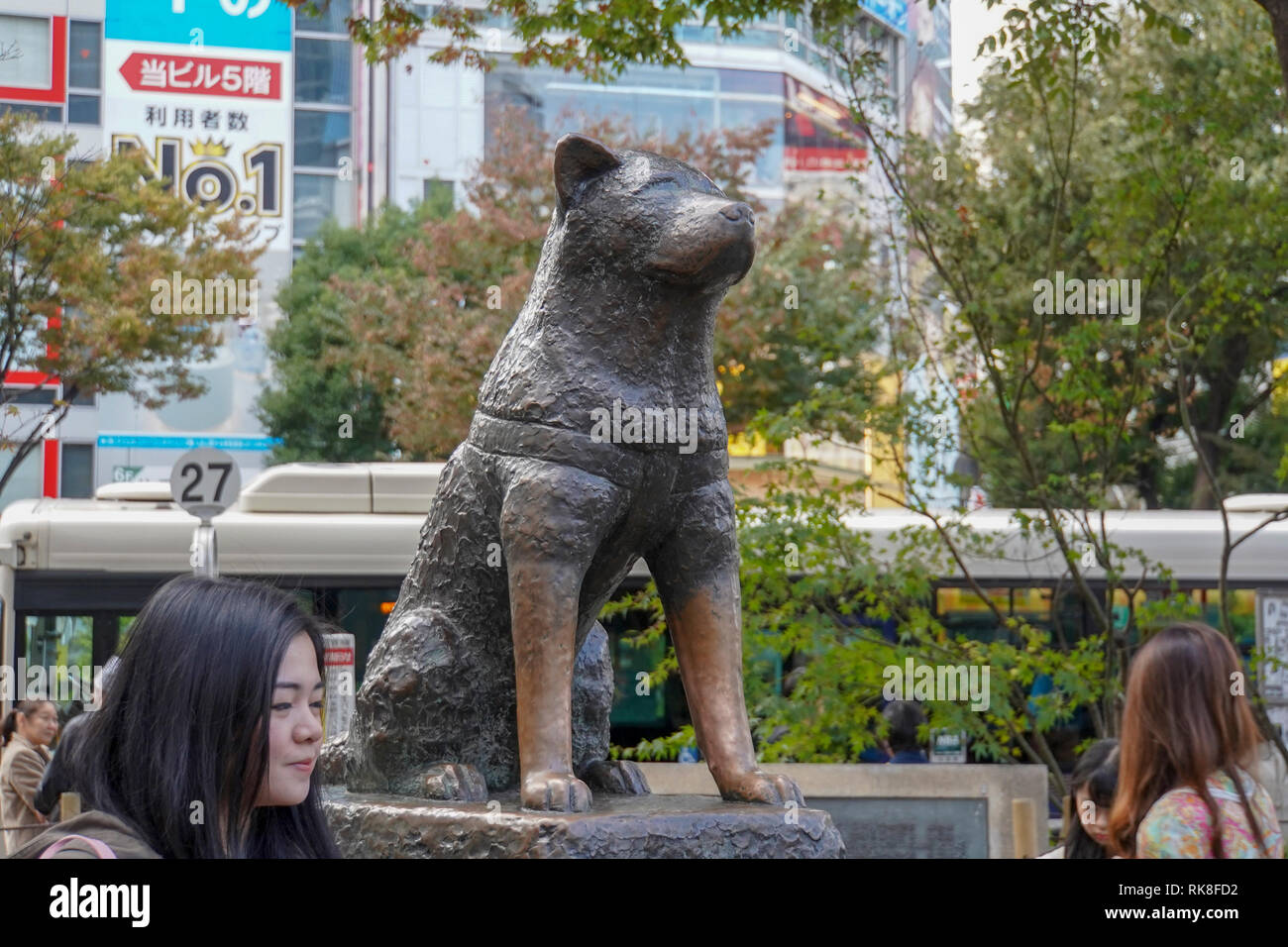 Bronzestatue von Akita Hund Hachiko am Bahnhof Shibuya Tokio, Japan Stockfoto