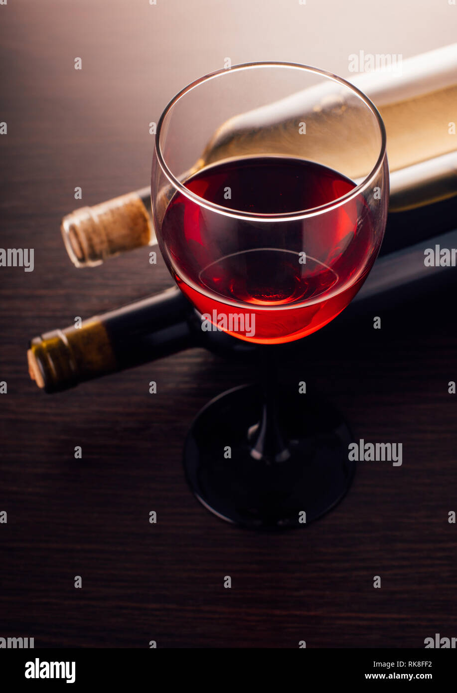 Wein glasse und Flaschen auf einer hölzernen Hintergrund Stockfoto