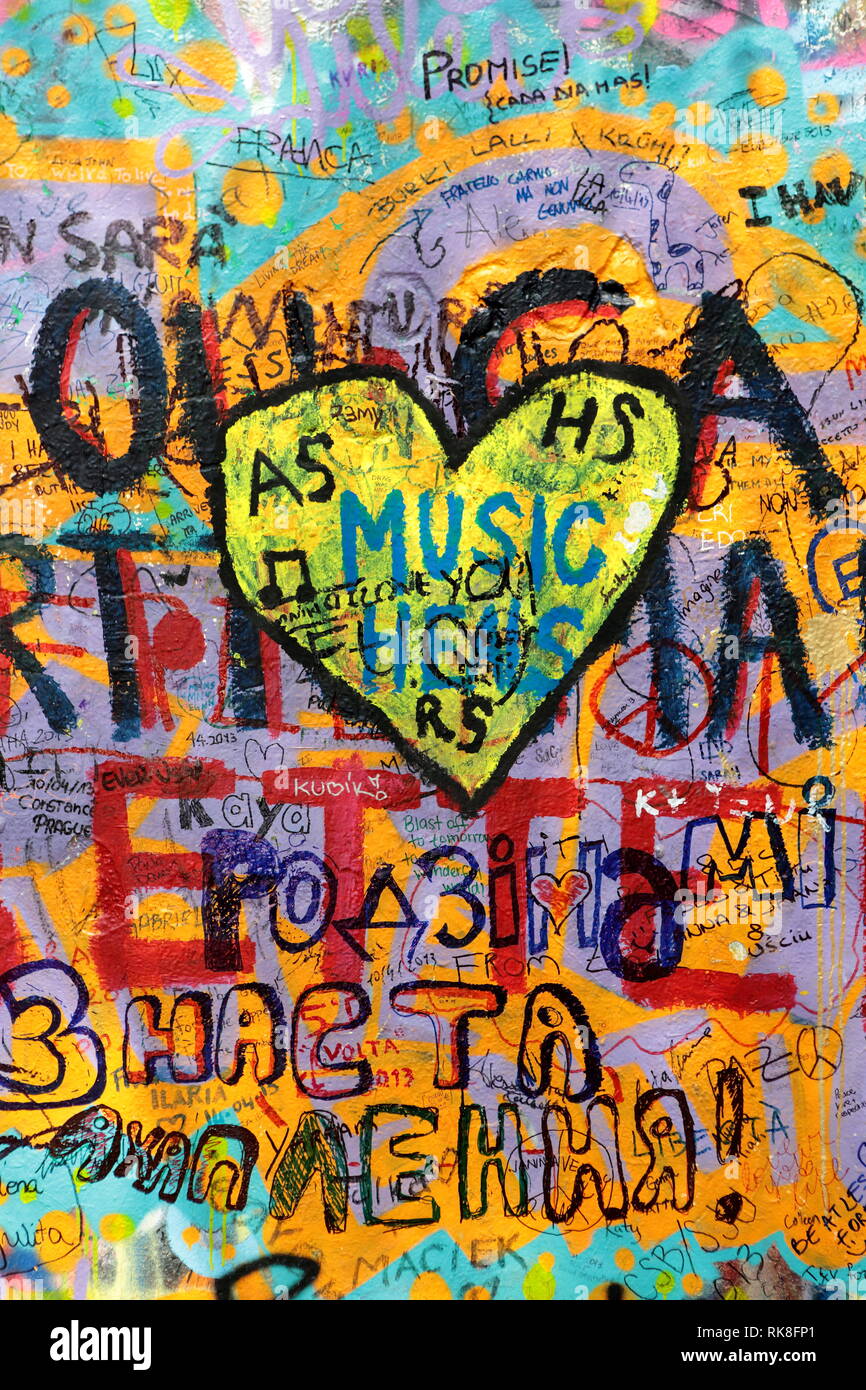 Prag, Tschechische Republik - 13. Dezember 2015.: John Lennon Graffiti an der Wand. Nur für den redaktionellen Gebrauch bestimmt. Stockfoto