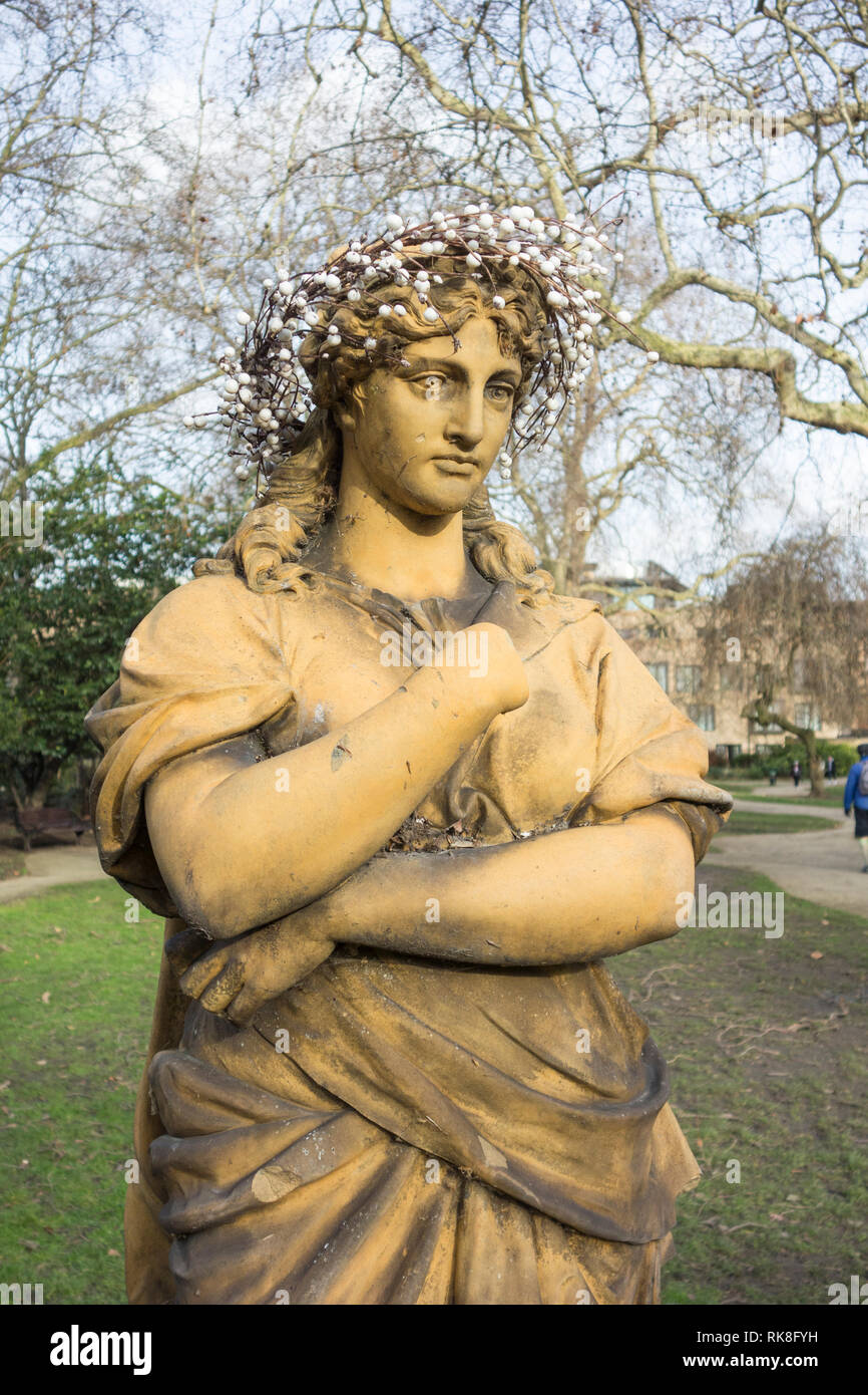 Terrakotta Statue von Euterpe die Muse der Instrumentalmusik, in St George's Garten, Camden, London, UK Stockfoto